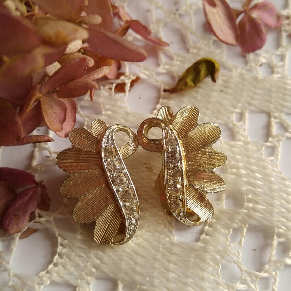 Relisted -Vintage Sarah Coventry clip earrings gold tone - Picture 4 of 7